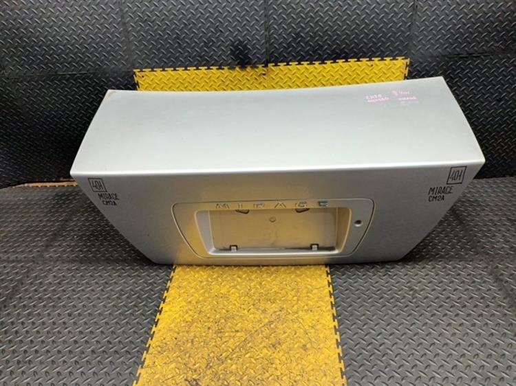 Крышка багажника Мицубиси Мираж в Саки 813131